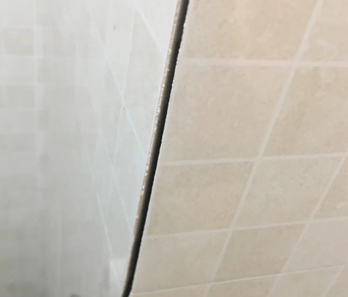 四平市瓷砖空鼓维修公司分享阳台瓷砖脱落的修复过程可以分为以下几个步骤