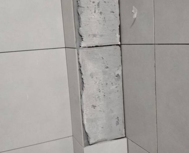 四平市瓷砖空鼓维修公司分享下瓷砖施工前基层浇水润湿程度不足，可能导致以下问题